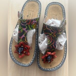 L’Artiste size 37. Colorful Floral Sandals with Red Accents